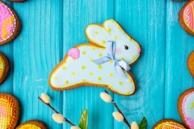 Paskalya için bir yumurta şeklinde buzlanma ile ev yapımı kurabiye. Lezzetli Paskalya kurabiyeleri. Renkli sır. Çerezler bahar havasında. Renkli yumurta.