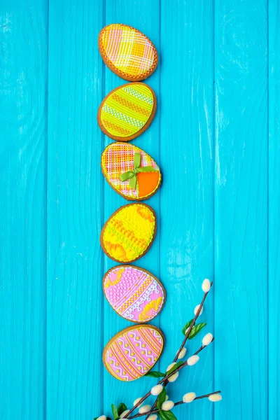 Hausgemachte Plätzchen mit Zuckerguss in Form eines Ostereiers. leckere Osterplätzchen. Farbige Glasur. Plätzchen für Frühlingsstimmung. gefärbte Eier. — Stockfoto