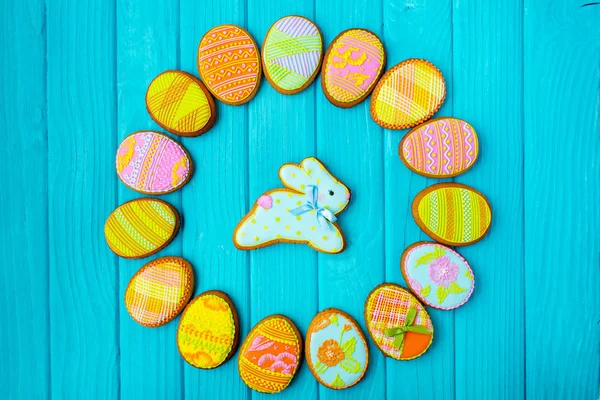 Galletas caseras con glaseado en forma de huevo para Pascua. Deliciosas galletas de Pascua. Esmalte de color. Galletas para el estado de ánimo primavera. Huevos de colores . — Foto de Stock