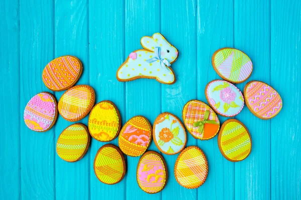 Hembakade kakor med glasyr i form av ett ägg till påsk. Läckra påsk kakor. Färgad glasyr. Cookies för våren humör. Färgade ägg. — Stockfoto