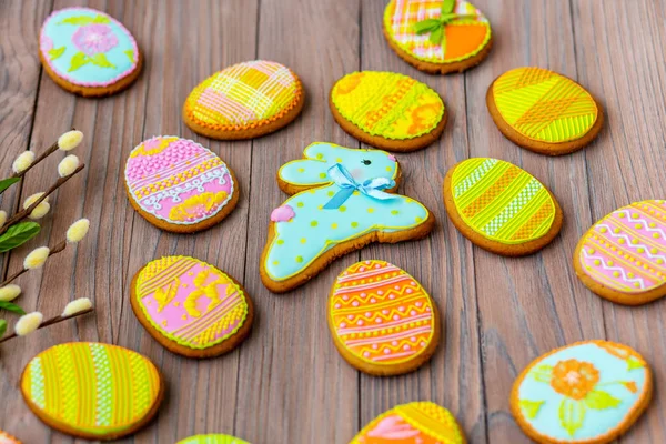 Hausgemachte Plätzchen mit Zuckerguss in Form eines Ostereiers. leckere Osterplätzchen. Farbige Glasur. Plätzchen für Frühlingsstimmung. gefärbte Eier. — Stockfoto