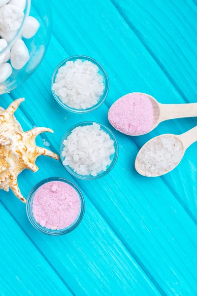 Sea salt in a glass posudynib white stones and Shell for spa and relaxation on a blue background — Stock Photo, Image