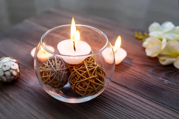 Een kaars in een glazen vaas, decoratie en diverse interessante elementen. Kaarsen branden. — Stockfoto