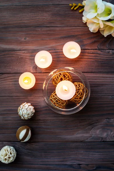 Una vela en un jarrón de vidrio, decoración y varios elementos interesantes. Velas encendidas . — Foto de Stock