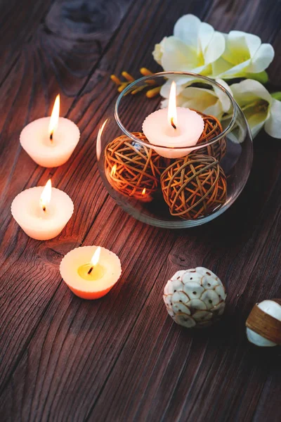 Una vela en un jarrón de vidrio, decoración y varios elementos interesantes. Velas encendidas . — Foto de Stock