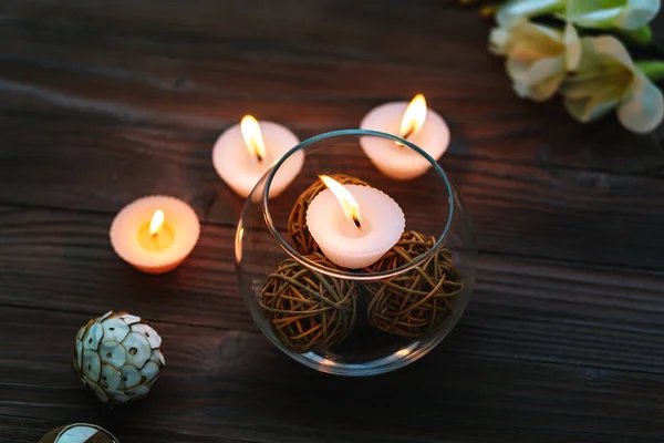 Een kaars in een glazen vaas, decoratie en diverse interessante elementen. Kaarsen branden. — Stockfoto