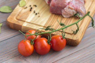 Ahşap masa üzerinde taze et