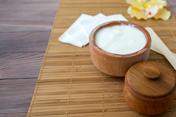 White substance in wooden cup with cinnamon and spices. — Stock Photo, Image