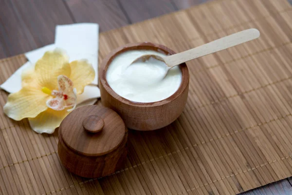 White substance in wooden cup with cinnamon and spices. — Stock Photo, Image