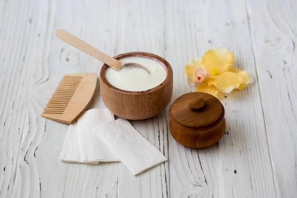 White substance in wooden cup with cinnamon and spices. — Stock Photo, Image