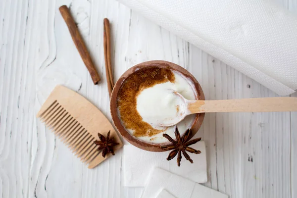 Sustancia blanca en taza de madera con canela y especias . — Foto de Stock