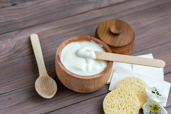 Sustancia blanca en taza de madera con canela y especias . Fotos De Stock Sin Royalties Gratis