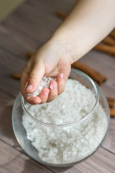 Niños ayudando en la cocina.Jugando con la comida — Foto de Stock