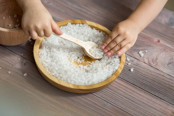 Niños ayudando en la cocina.Jugando con la comida — Foto de Stock