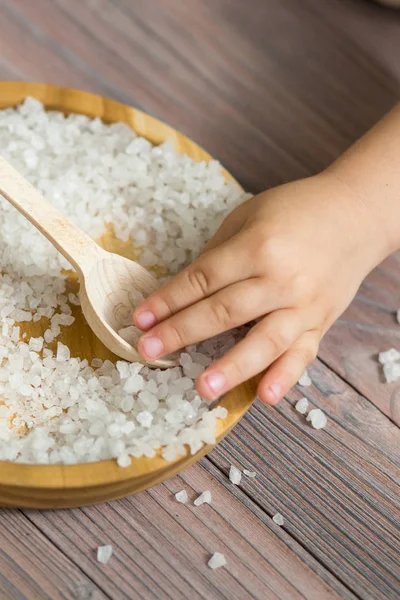 Niños ayudando en la cocina.Jugando con la comida — Foto de Stock