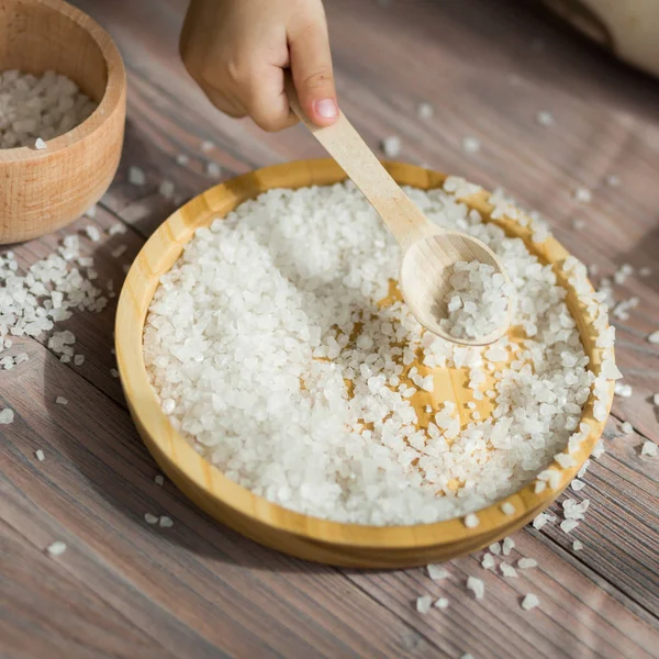 Niños ayudando en la cocina.Jugando con la comida — Foto de Stock