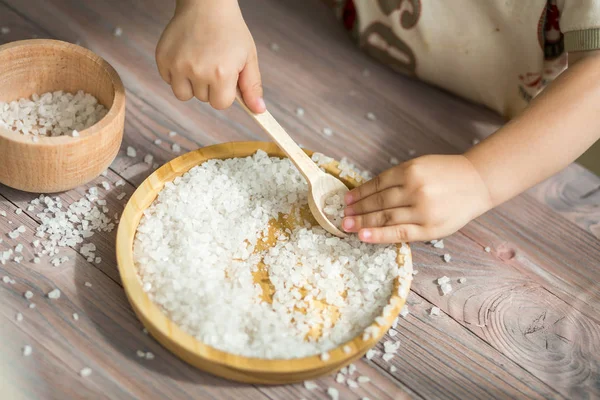 Niños ayudando en la cocina.Jugando con la comida — Foto de Stock