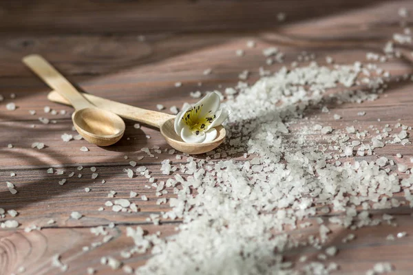 Dağınık tuz. Tahta kaşık mutfak masasında