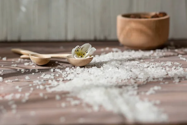 Sal espalhado. Colheres de madeira na mesa da cozinha — Fotografia de Stock