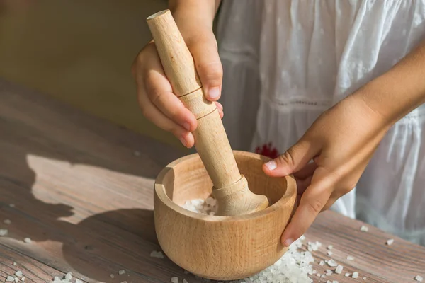 Niños ayudando en la cocina.Jugando con la comida — Foto de Stock