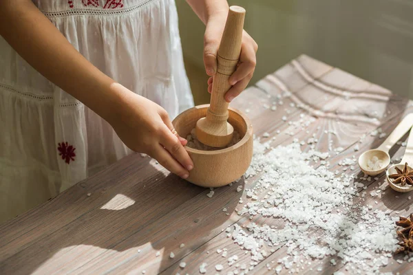 Niños ayudando en la cocina.Jugando con la comida — Foto de Stock