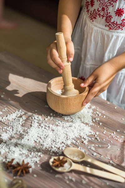 Niños ayudando en la cocina.Jugando con la comida — Foto de Stock