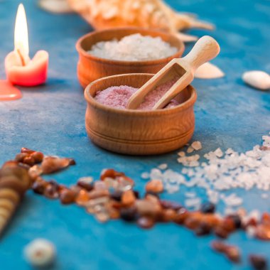 Spa ve rahatlama için dekorasyon. Deniz öğeleri. Taşlar, mumlar, deniz tuzu,