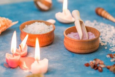 Spa ve rahatlama için dekorasyon. Deniz öğeleri. Taşlar, mumlar, deniz tuzu,