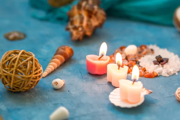 Spa ve rahatlama için dekorasyon. Deniz öğeleri. Taşlar, mumlar, deniz tuzu,