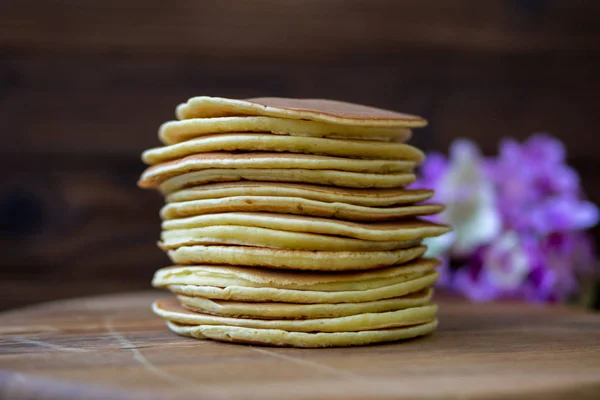 Panquecas caseiras saborosas com creme e framboesa. Na mesa de madeira . — Fotografia de Stock