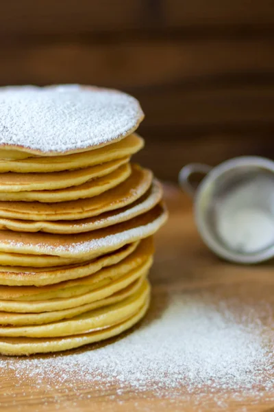 Lezzetli ev yapımı kek krem ve ahududu. Ahşap masa.