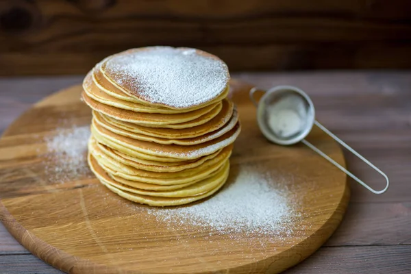 Tasty homemade pancakes with cream and raspberry. On wooden table. — Stock Photo, Image