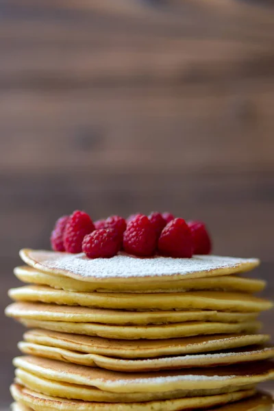 Panquecas caseiras saborosas com creme e framboesa. Na mesa de madeira . — Fotografia de Stock