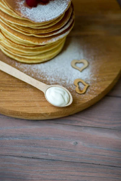 Panquecas caseiras saborosas com creme e framboesa. Na mesa de madeira . — Fotografia de Stock