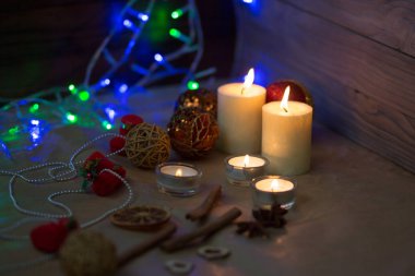 Dekorasyon Noel ve yeni yıl için. Mumlar ve parlayan süslemeleri.