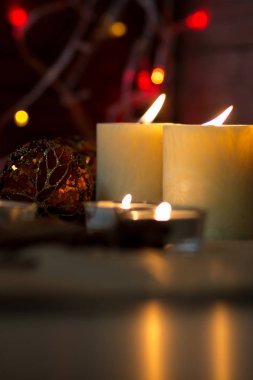 Dekorasyon Noel ve yeni yıl için. Mumlar ve parlayan süslemeleri.