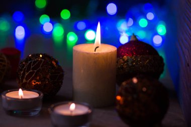 Dekorasyon Noel ve yeni yıl için. Mumlar ve parlayan süslemeleri.