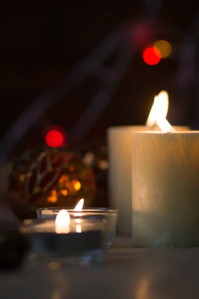 Decoração para o Natal e Ano Novo. Velas e decorações brilhantes . — Fotografia de Stock