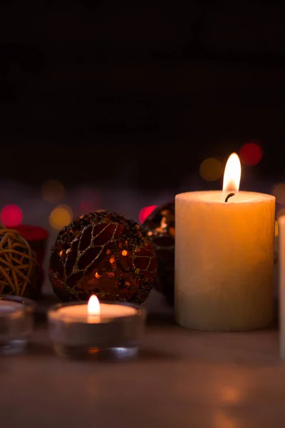 Decoração para o Natal e Ano Novo. Velas e decorações brilhantes . — Fotografia de Stock