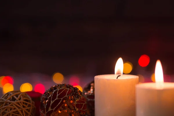 Dekorasyon Noel ve yeni yıl için. Mumlar ve parlayan süslemeleri.