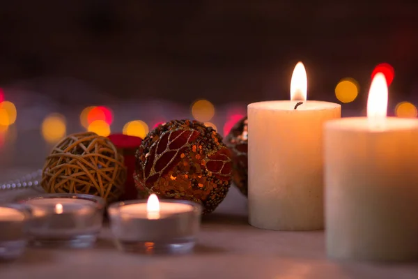 Dekorasyon Noel ve yeni yıl için. Mumlar ve parlayan süslemeleri.