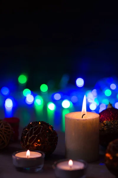 Decoração para o Natal e Ano Novo. Velas e decorações brilhantes . — Fotografia de Stock