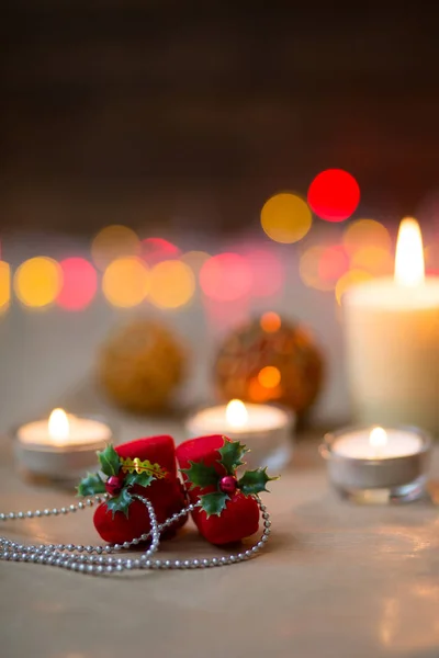 Dekorasyon Noel ve yeni yıl için. Mumlar ve parlayan süslemeleri.