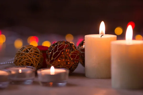 Украшение к Рождеству и Новому году. Свечи и сияющие украшения . Стоковая Картинка