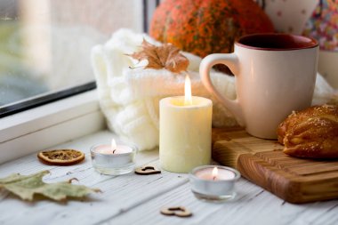 Fincan çay ve ekmek pencerenin yanında. Sonbaharın bir yaşam tarzı. Kabak