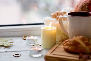 Fincan çay ve ekmek pencerenin yanında. Sonbaharın bir yaşam tarzı. Kabak