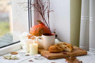 Fincan çay ve ekmek pencerenin yanında. Sonbaharın bir yaşam tarzı. Kabak