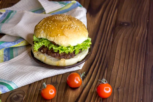 Świeży Hamburger Stole Jeść Obiad Fast Food — Zdjęcie stockowe
