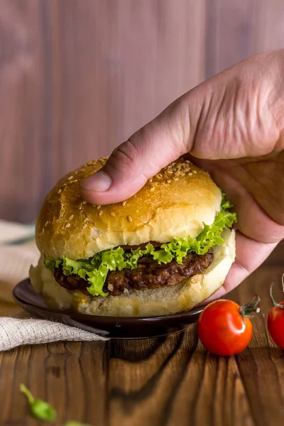 Świeży Hamburger Stole Jeść Obiad Fast Food — Zdjęcie stockowe