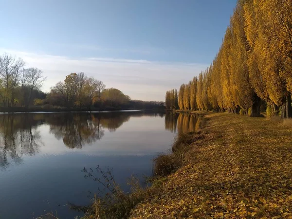 Otoño ribera paisaje foto — Foto de Stock